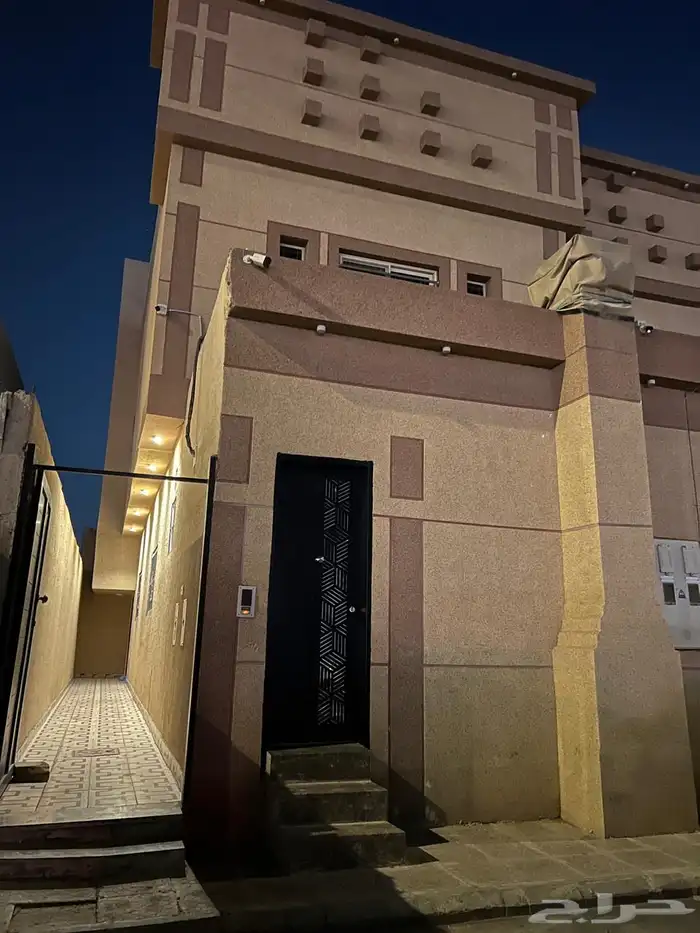 للإيجار شقة مع سطح في حي القادسية 3