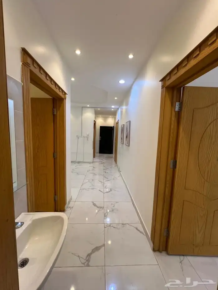 للإيجار شقة مع سطح في حي القادسية 8