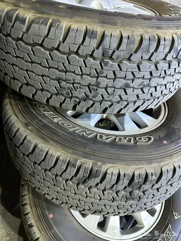 كفرات دنلوب مقاس 275 65 17 مع جنوط اصلي جيب لاند كروزر 15