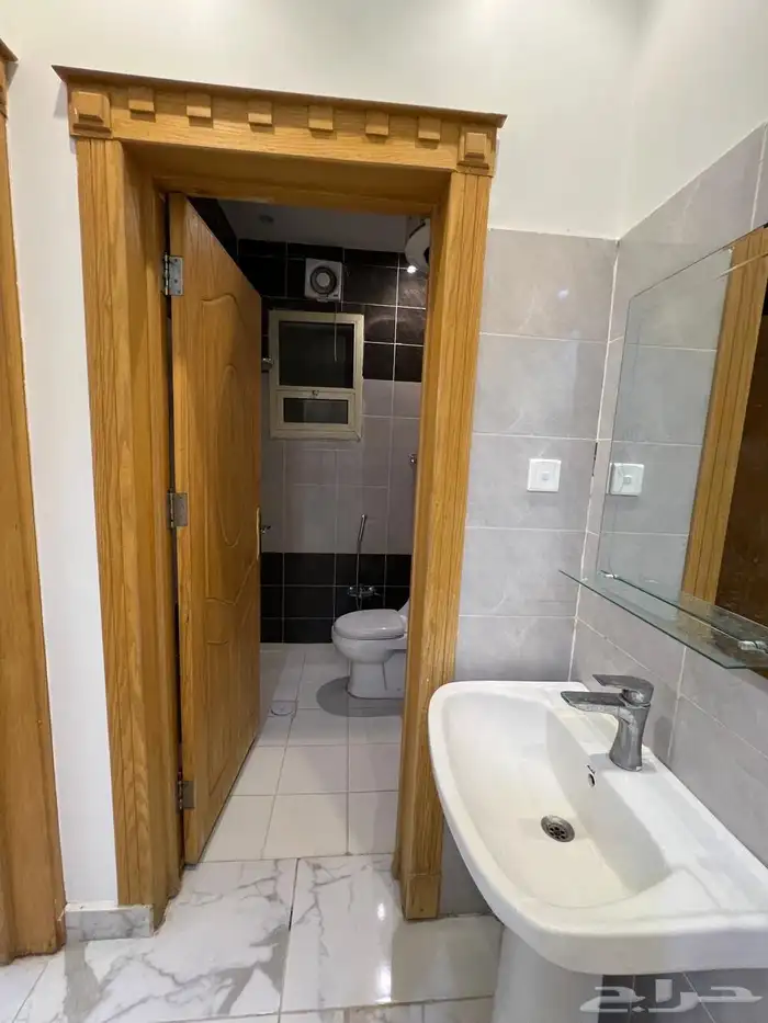 للإيجار شقة مع سطح في حي القادسية 1