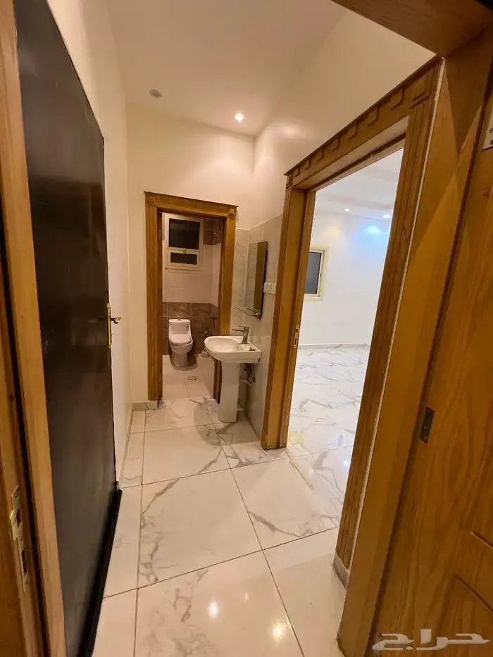 للإيجار شقة مع سطح في حي القادسية 12