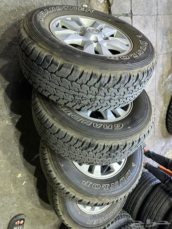 كفرات دنلوب مقاس 275 65 17 مع جنوط اصلي جيب لاند كروزر 2