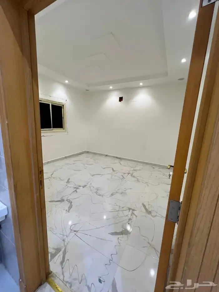 للإيجار شقة مع سطح في حي القادسية 10