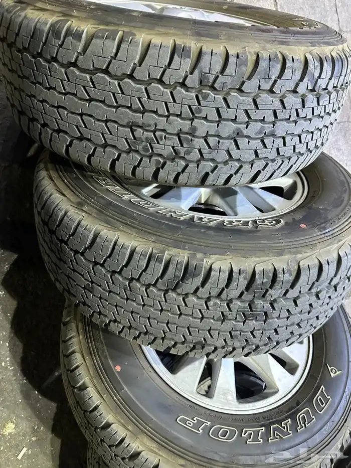 كفرات دنلوب مقاس 275 65 17 مع جنوط اصلي جيب لاند كروزر 16