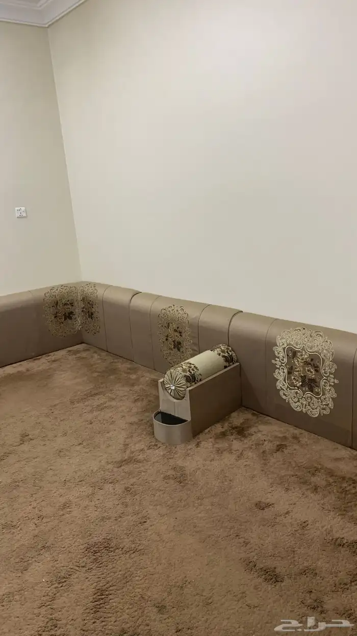 طاولة تلفزيون ومساند ظهر 3