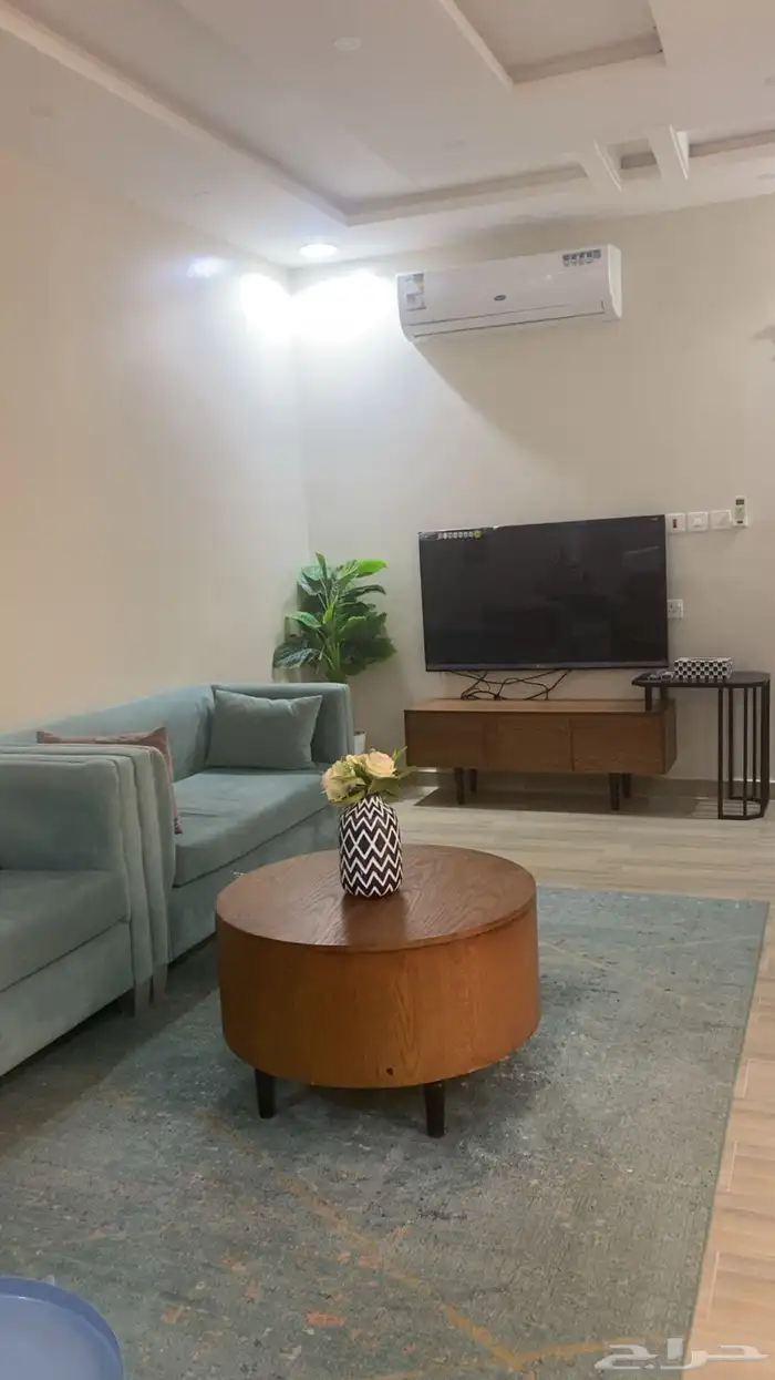 كنب طقم وحده كبيره ثلاثي والثانيه نفر ين والثالثه كرسي نفر 3