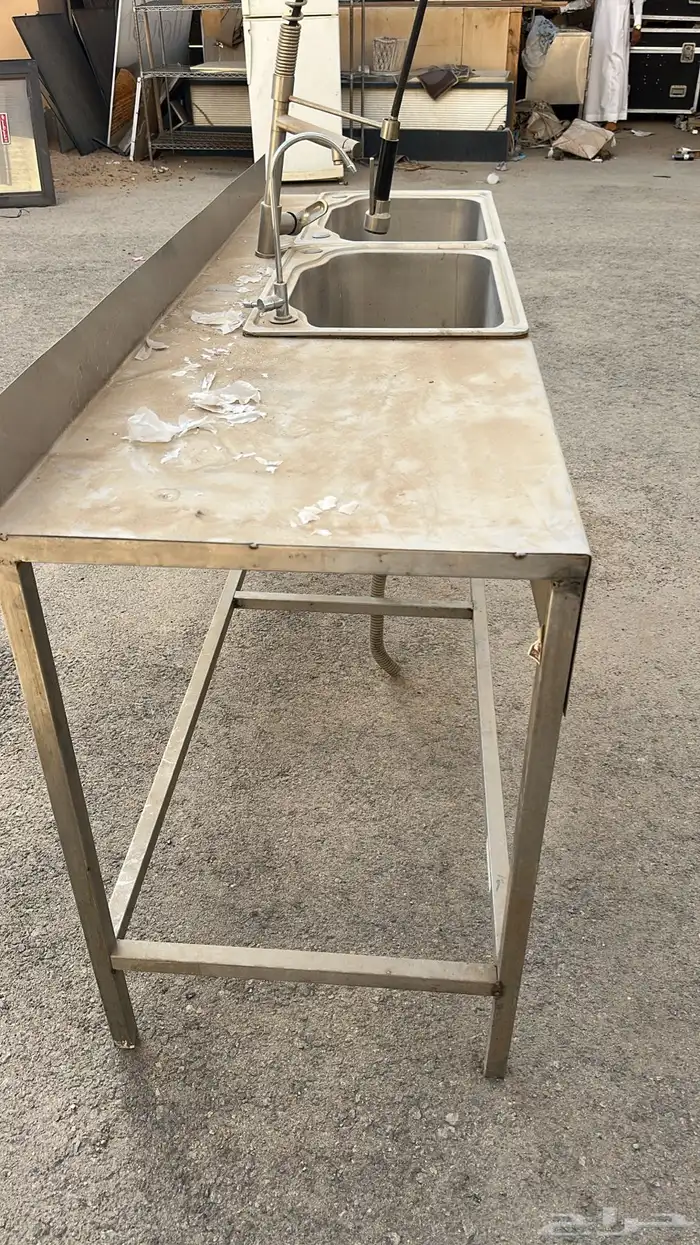 معدات مطعم كاملة بحالة نظيفة 56