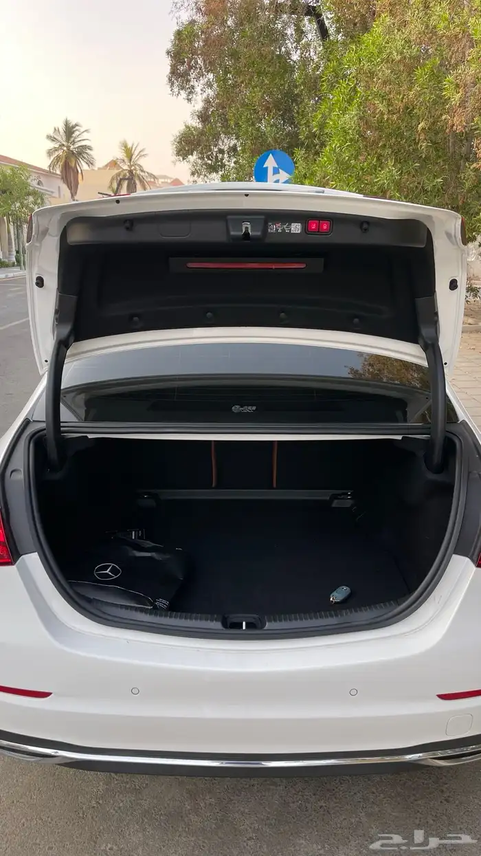 مرسيدس C300 2024 عداد 11 الف km ضمان الجفالي إلى 2026 31