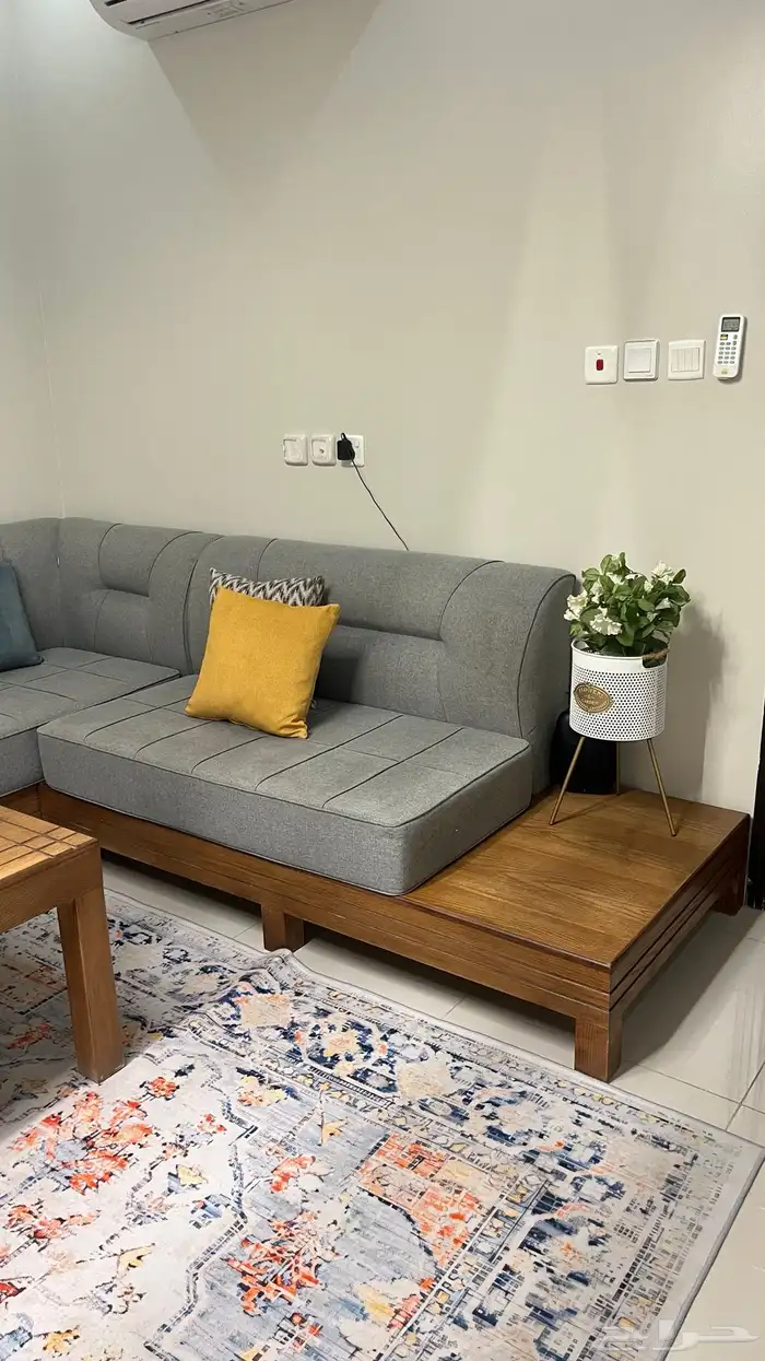 كنب مع طاولة كبيره وطاولة صغيره 1