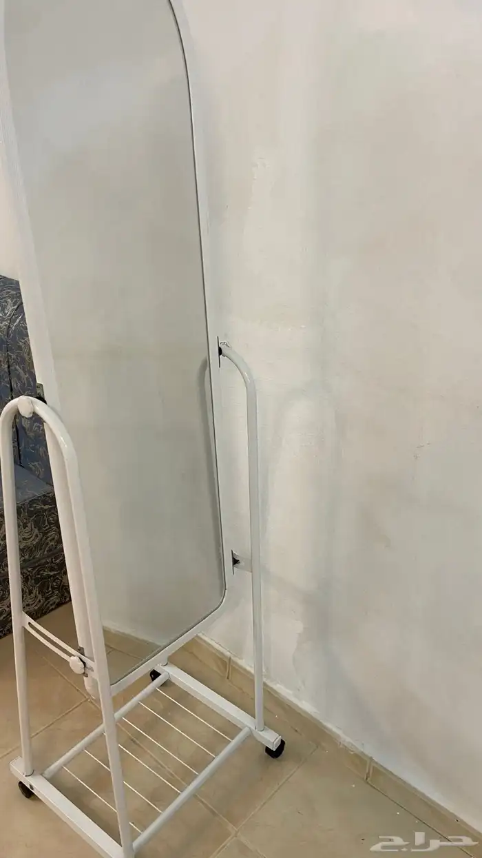 مراية طويلة بعجلات متحركة نظيفة وسليمة الطول متر و20 والعرض 1