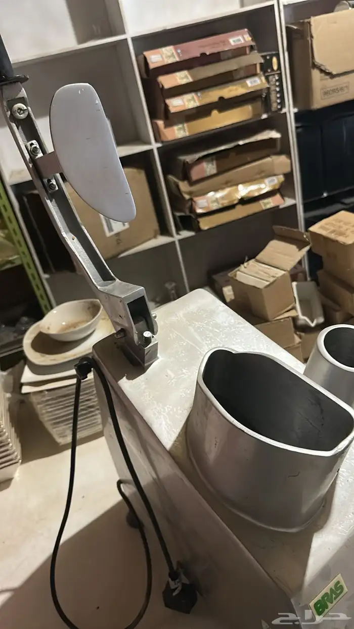 معدات مطعم كاملة بحالة نظيفة 33