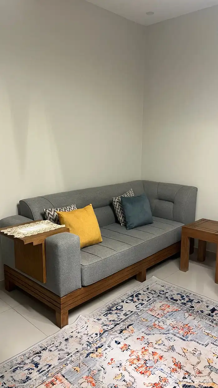 كنب مع طاولة كبيره وطاولة صغيره 2