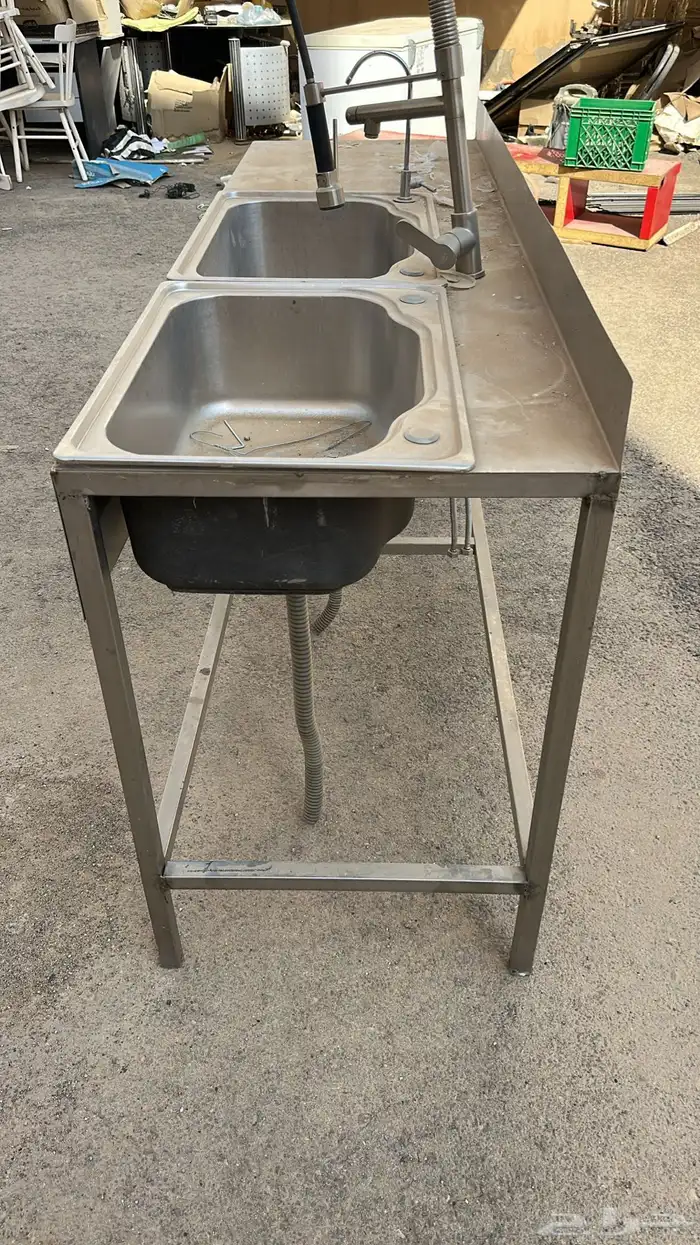 معدات مطعم كاملة بحالة نظيفة 55