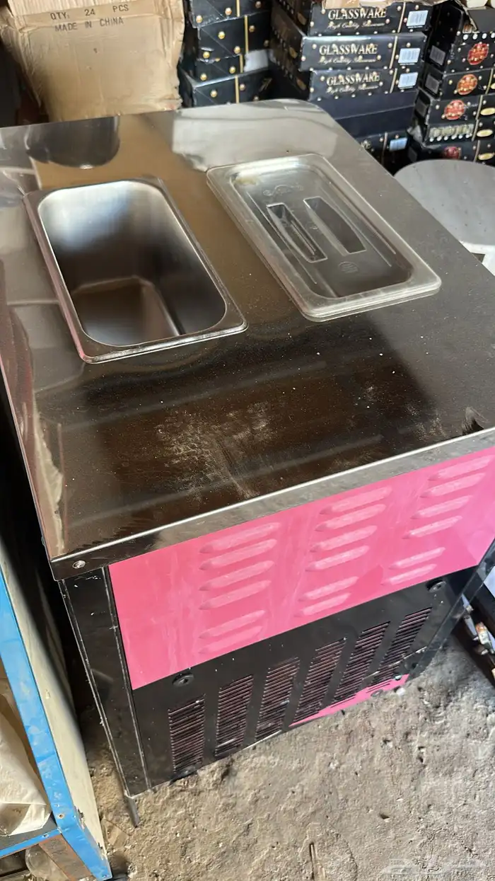 معدات مطعم كاملة بحالة نظيفة 46