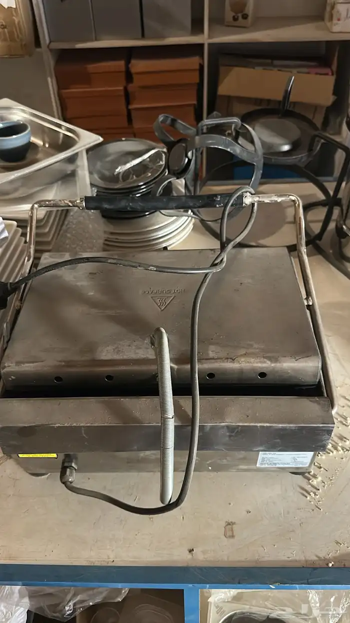 معدات مطعم كاملة بحالة نظيفة 36