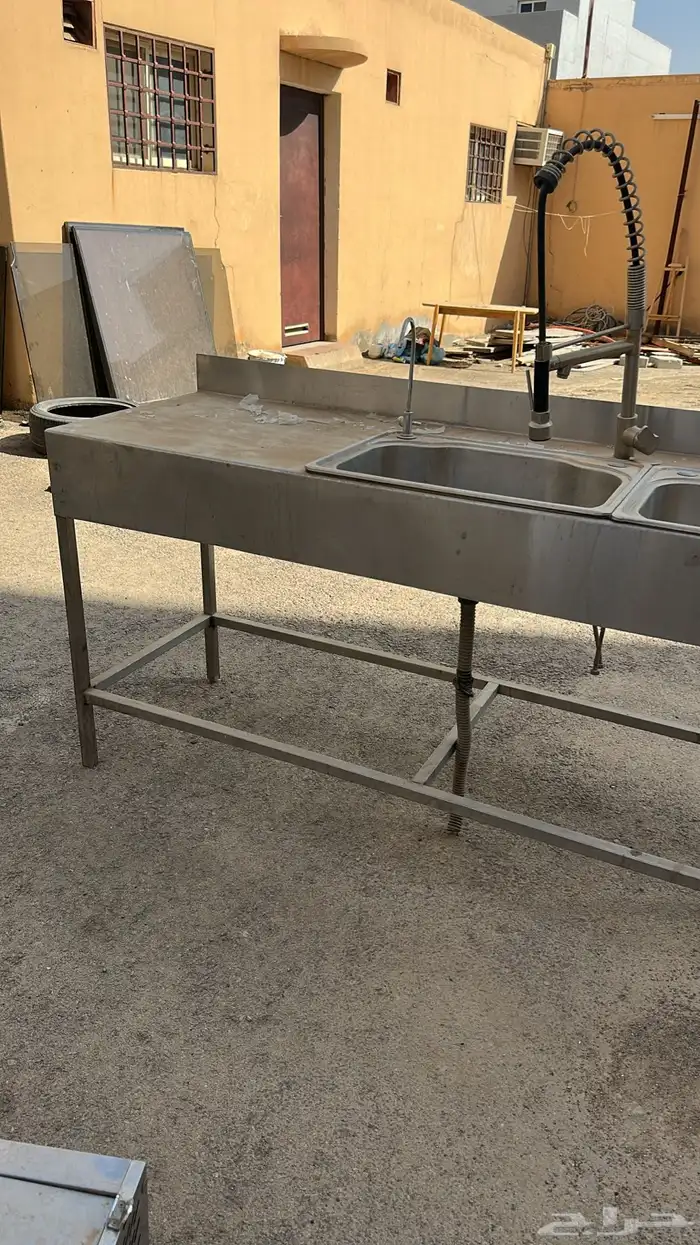 معدات مطعم كاملة بحالة نظيفة 60