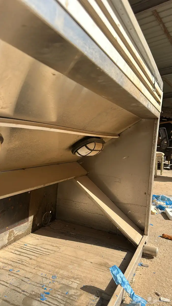 معدات مطعم كاملة بحالة نظيفة 67