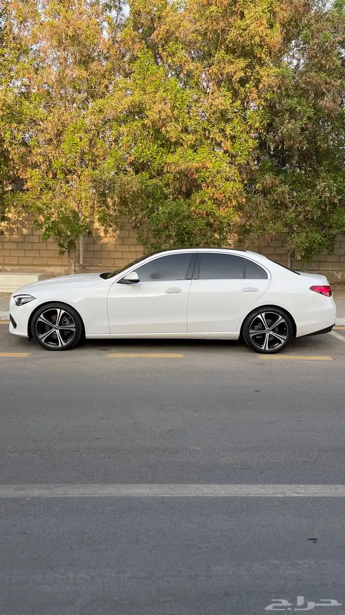 مرسيدس C300 2024 عداد 11 الف km ضمان الجفالي إلى 2026 2