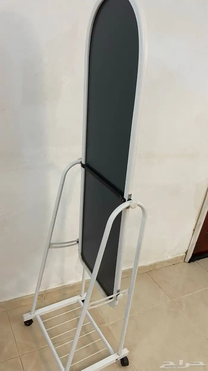 مراية طويلة بعجلات متحركة نظيفة وسليمة الطول متر و20 والعرض 2