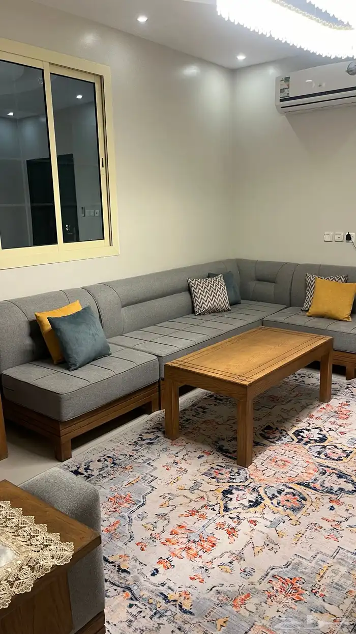 كنب مع طاولة كبيره وطاولة صغيره 0