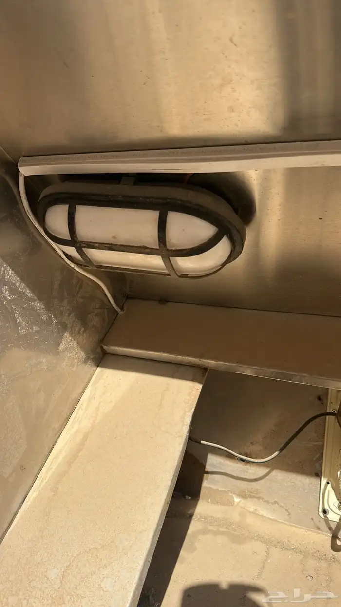 معدات مطعم كاملة بحالة نظيفة 69