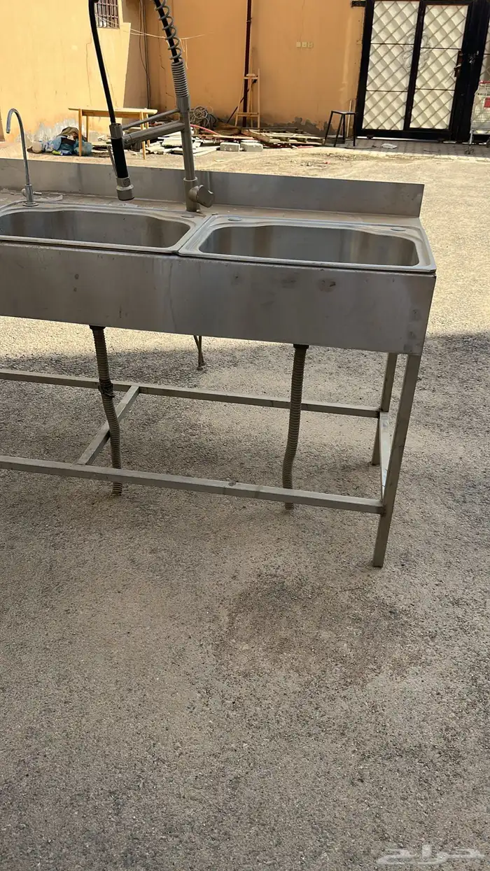 معدات مطعم كاملة بحالة نظيفة 61