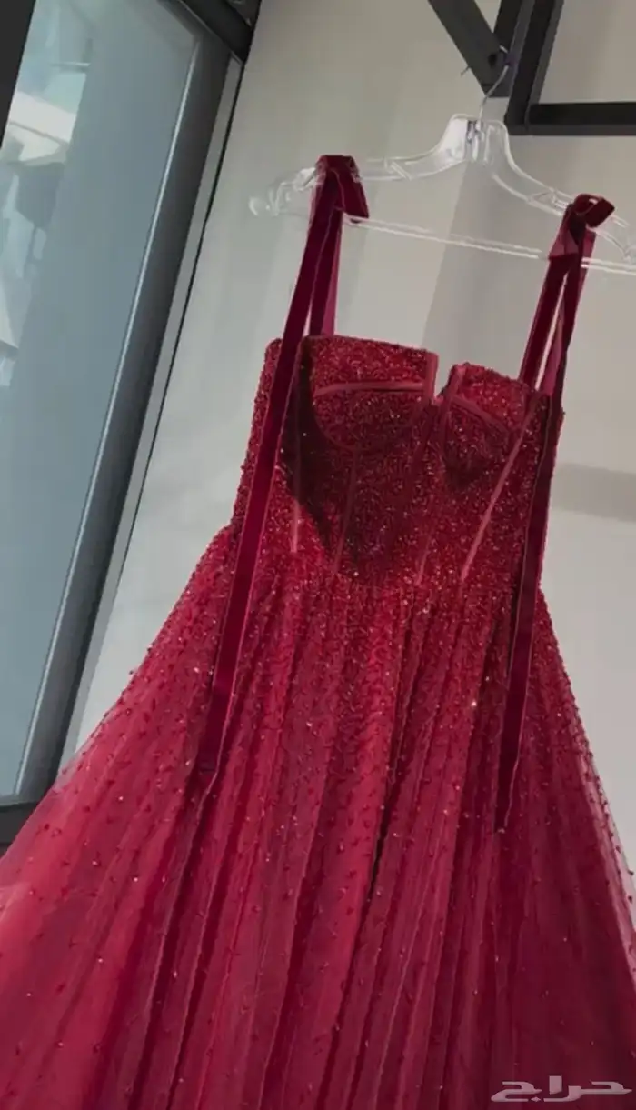 فستان ملكه جديد مع الجيبون استخدام فقط 5 ساعات مقاسه S M 1