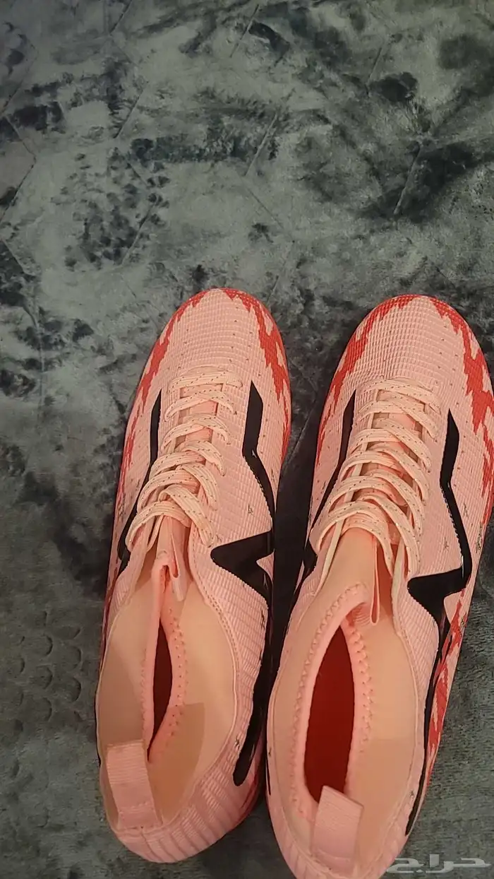 حذاء رياضي نسائي جديد غير مستخدم سبب البيع مقاس كبير 0