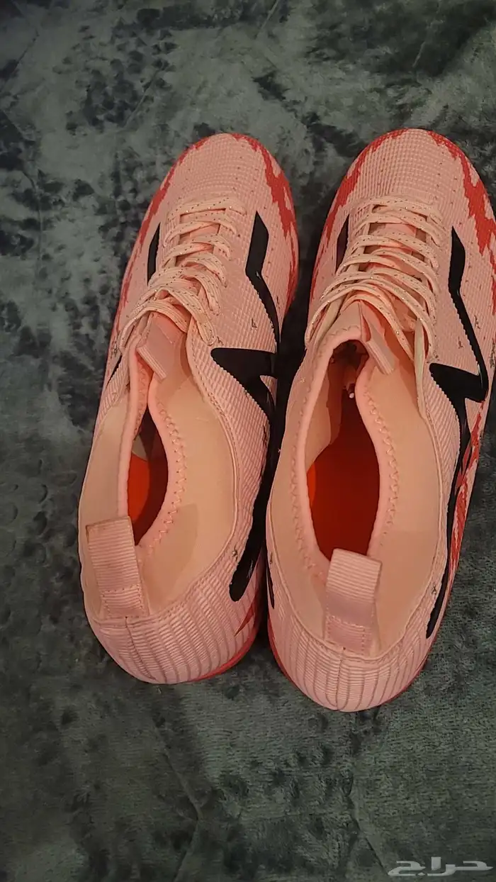 حذاء رياضي نسائي جديد غير مستخدم سبب البيع مقاس كبير 2