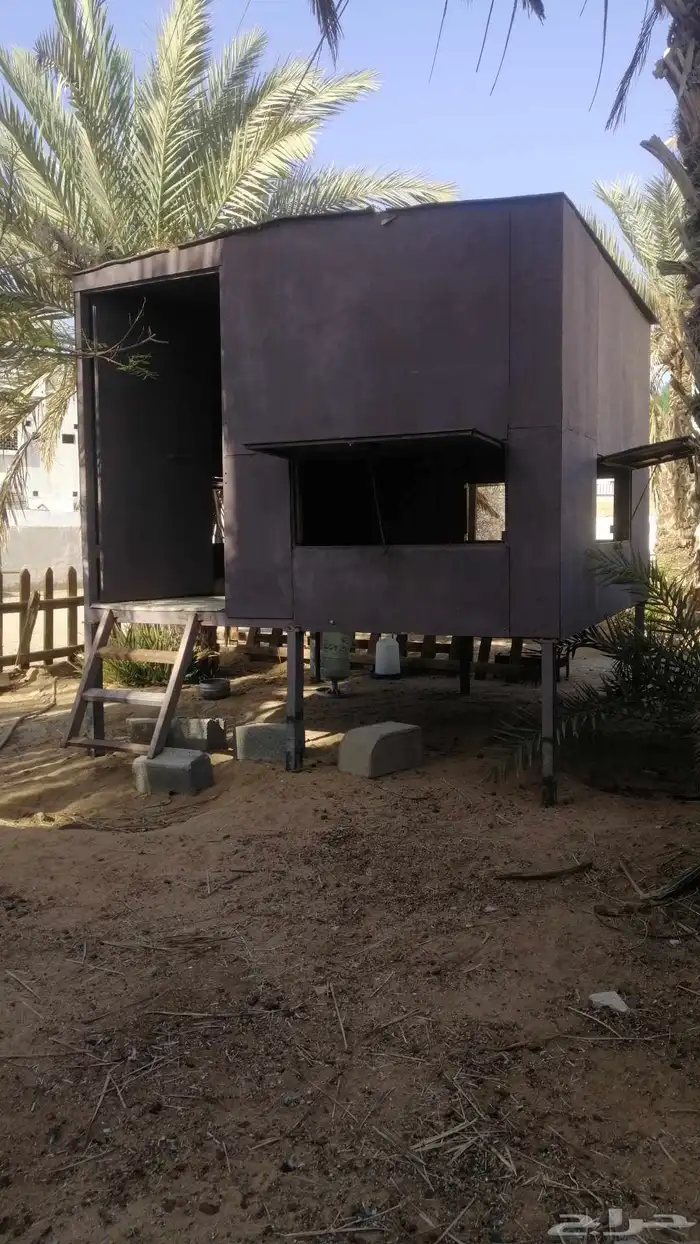 عزبه 3 في 3 نظيفه مرتفعه متر عن الارض بدون كفرات من داخلها 1