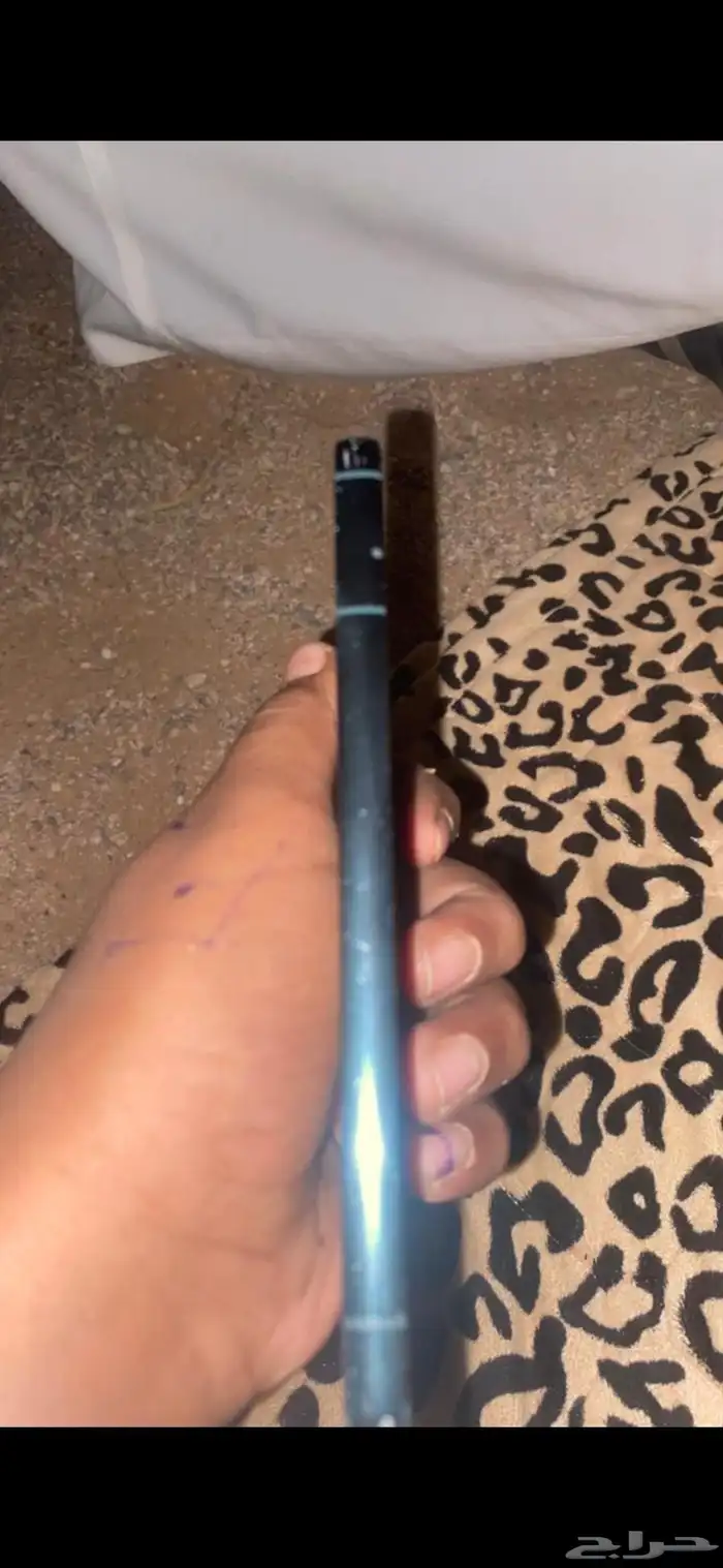 جوال البيع استخدم شهر وحد فيه خط في الشاشه وفيه كسر في الشاش 0