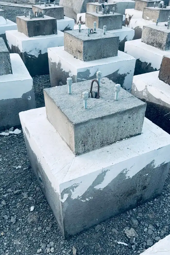 قواعد إنارة حواجز خرسانية مناهيل 20