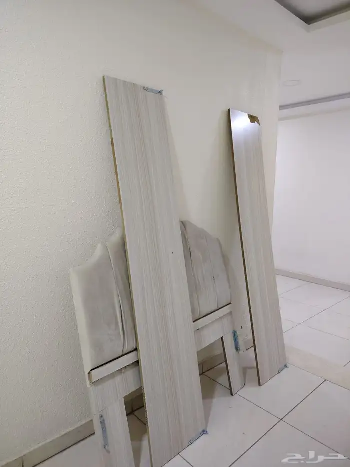 سرير خشب بدون بلاكاش فيه كسر بسيط 0