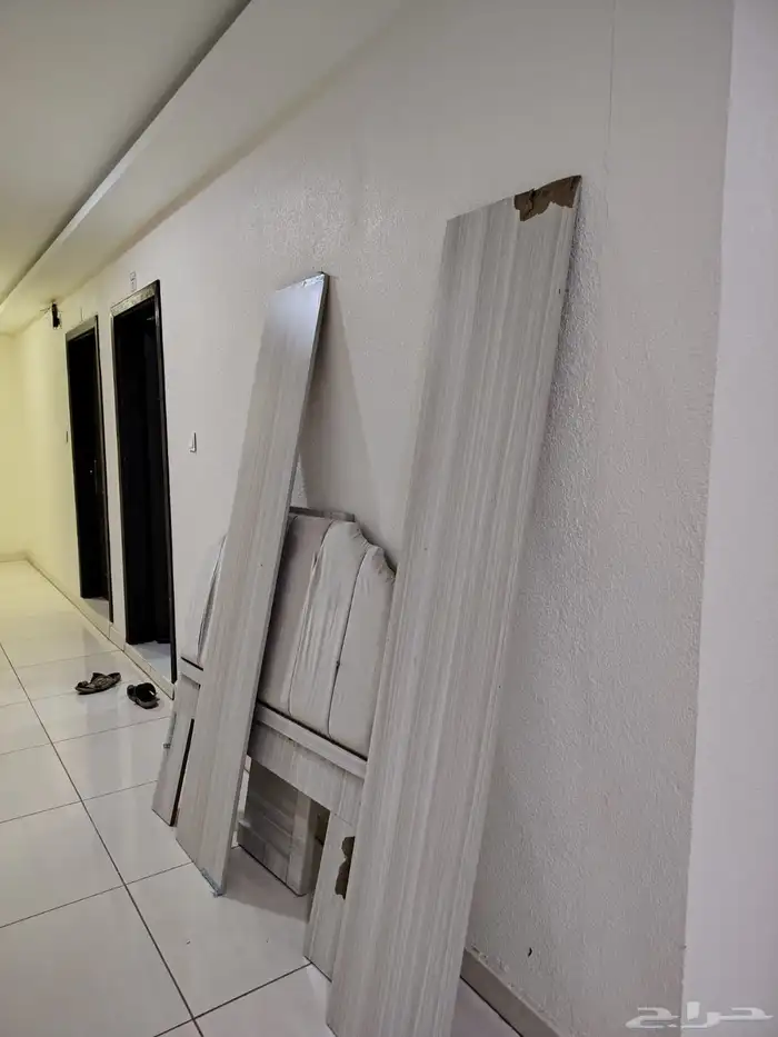 سرير خشب بدون بلاكاش فيه كسر بسيط 2