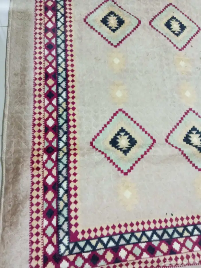 طاولة تلفزيون وجزامة صغيرة وسجادتين 8