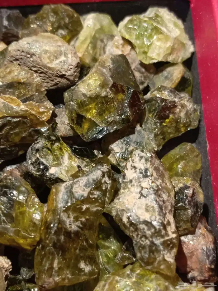 احجار زبرد صافيه يوجد بها قطع كبيره تصل لي 8جرام 5