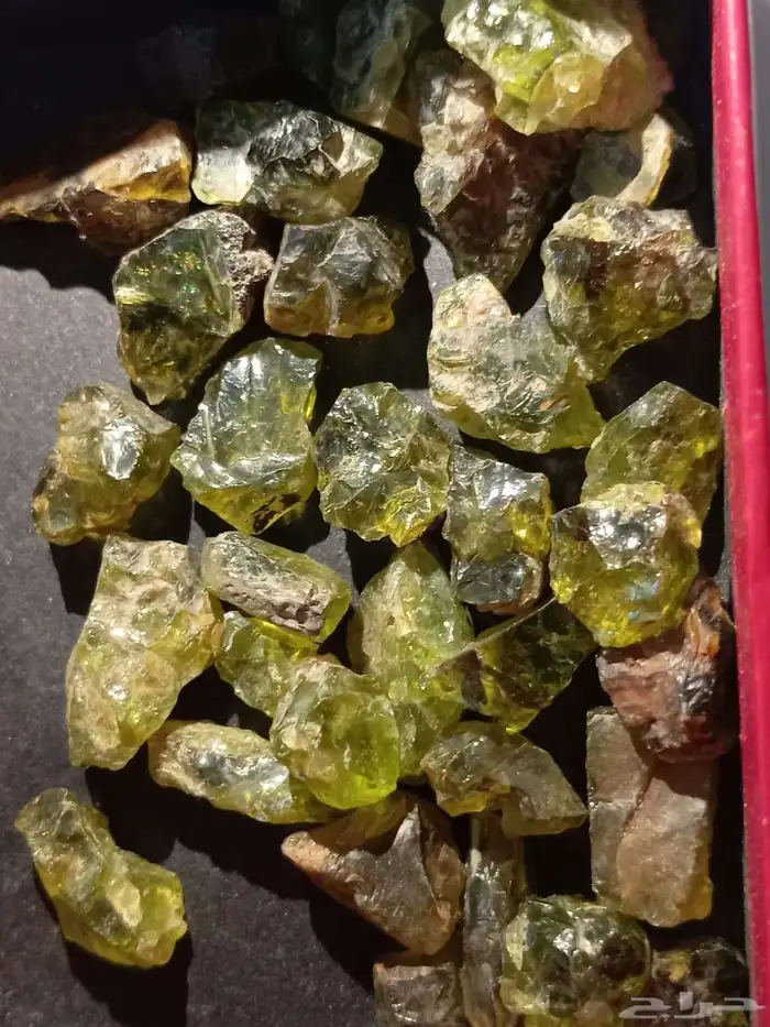 احجار زبرد صافيه يوجد بها قطع كبيره تصل لي 8جرام 3