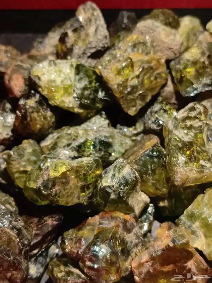 احجار زبرد صافيه يوجد بها قطع كبيره تصل لي 8جرام 6