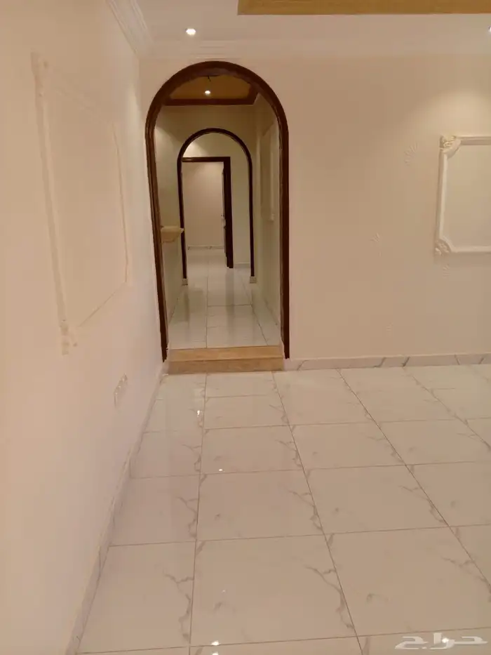 للايجار شقة مكونة 5 غرف بحي العزيزية 4