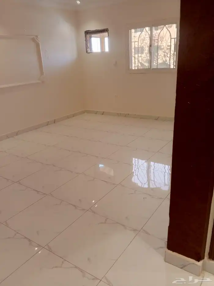 للايجار شقة مكونة 5 غرف بحي العزيزية 2