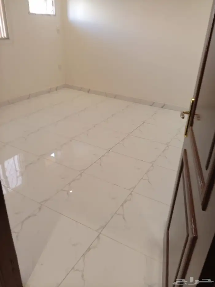 للايجار شقة مكونة 5 غرف بحي العزيزية 7