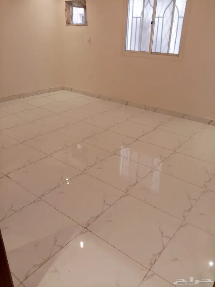 للايجار شقة مكونة 5 غرف بحي العزيزية 5