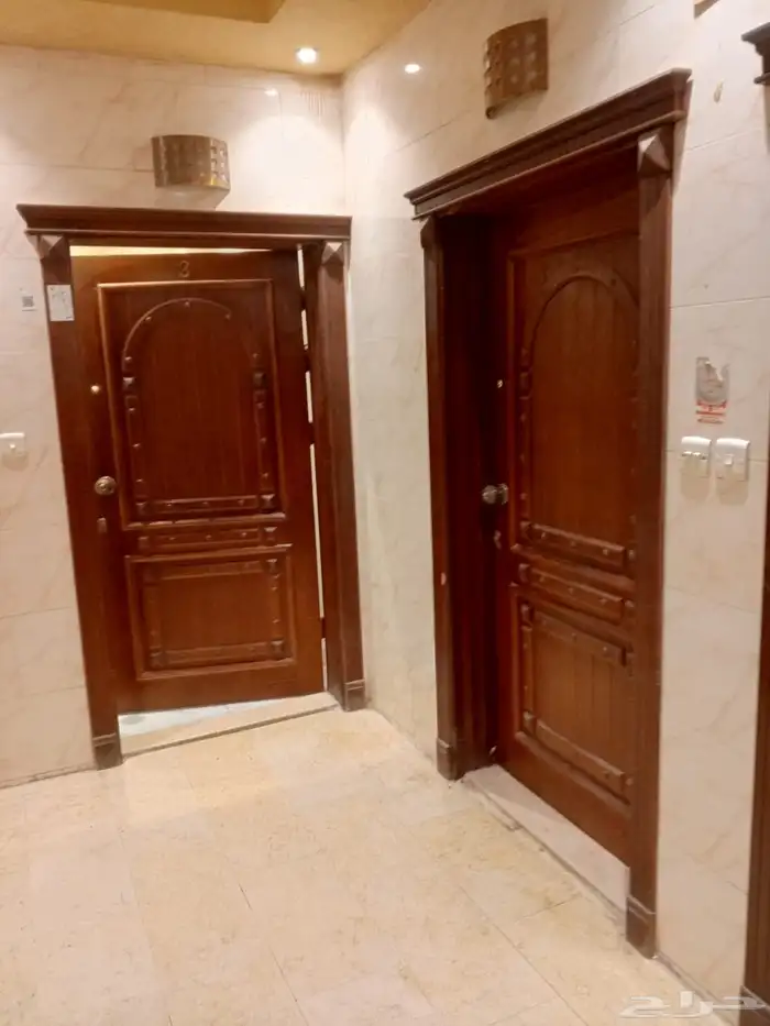 للايجار شقة مكونة 5 غرف بحي العزيزية 0