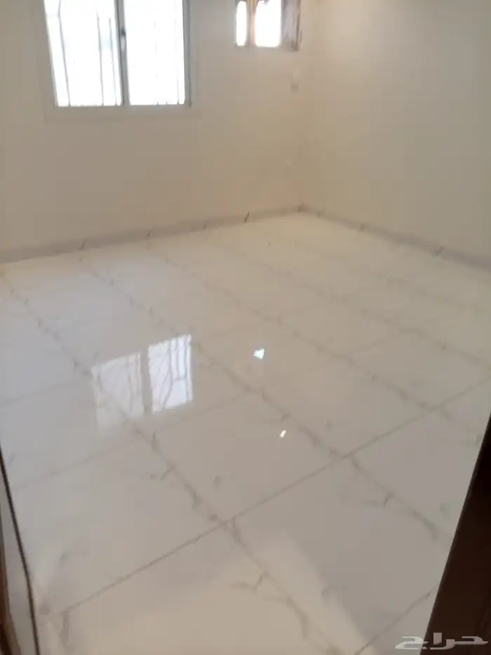 للايجار شقة مكونة 5 غرف بحي العزيزية 6