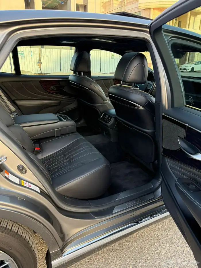 لكزس LS500 بنورامه 2019 10