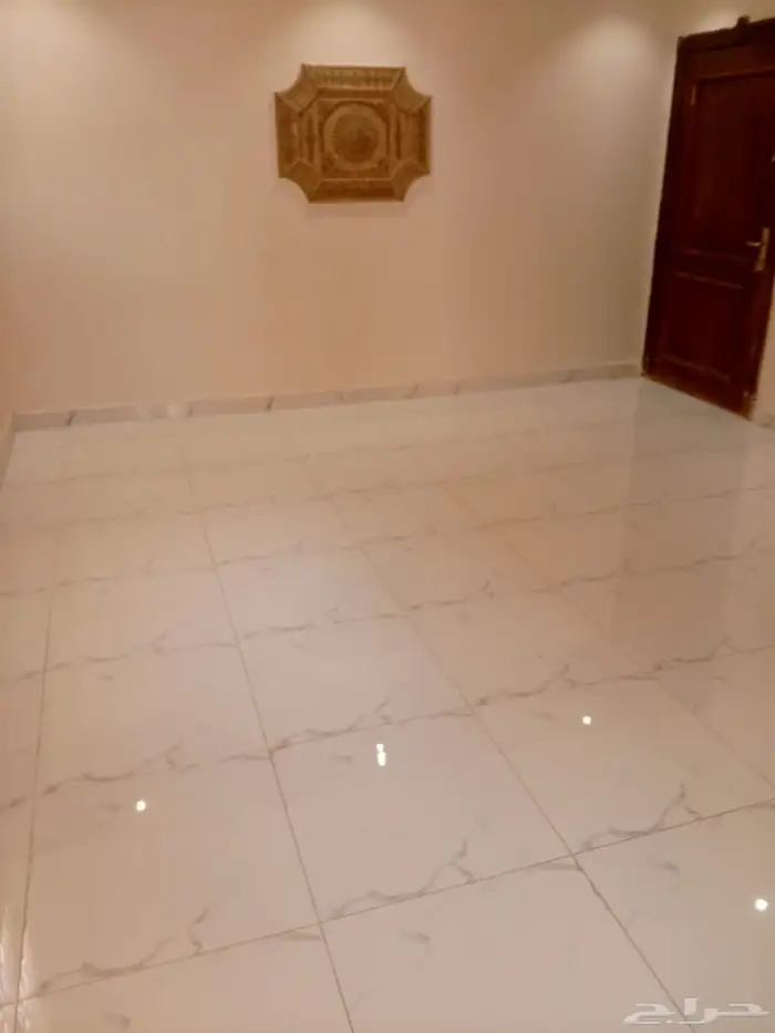 للايجار شقة مكونة 5 غرف بحي العزيزية 1