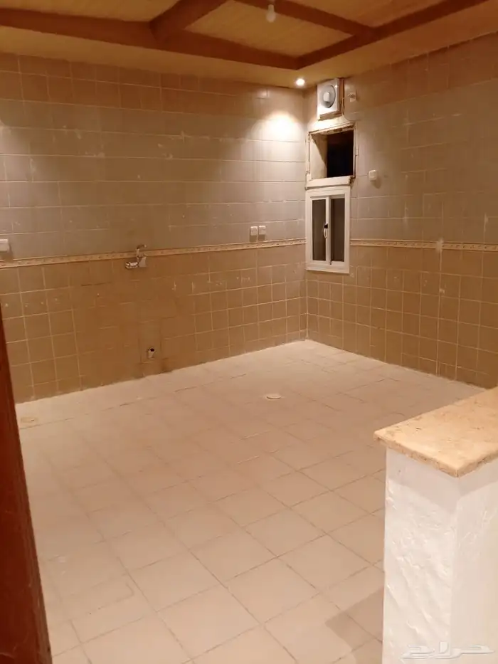 للايجار شقة مكونة 5 غرف بحي العزيزية 3