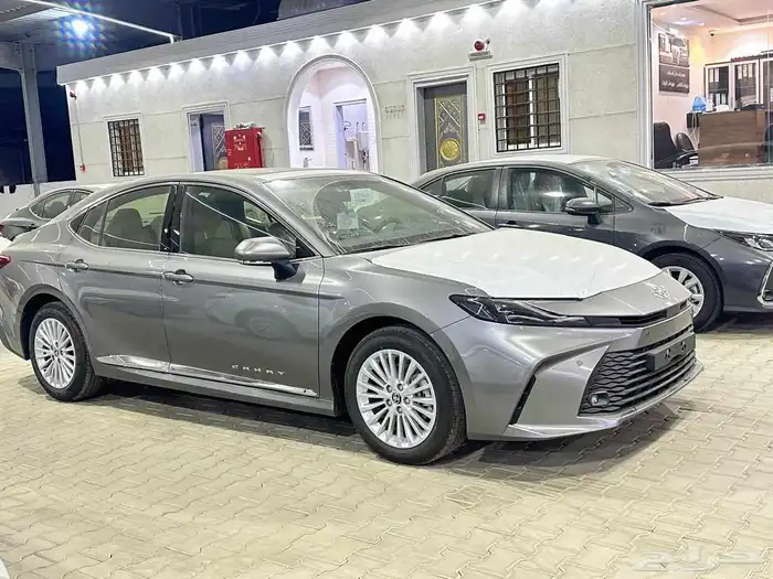 تويوتا كامري LE بنزين اللون تيتانيوم موديل 2025 تقسيط وكاش 1