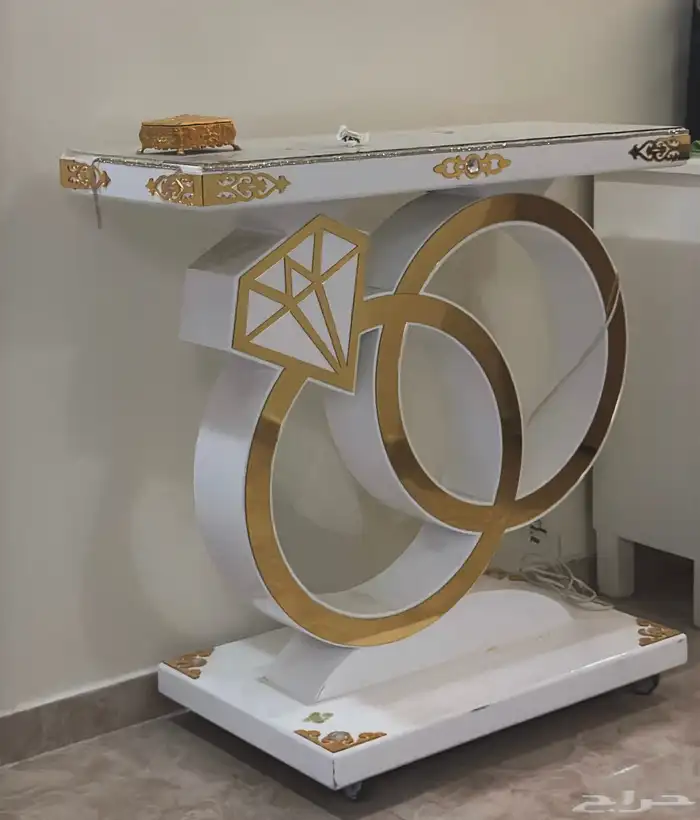 عربيه شبكه ماعدا كسر بسيط بالطرف الاكسسوار انفك من الغراء 0