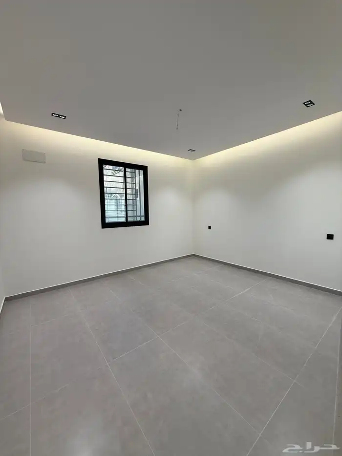 للبيع شقه علويه بمصعد وسطح خاص ف حي الراقي وسط الخدمات 14